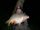 30lbs 0oz Mirror Carp from Sweet Chestnut Lake using SuperU Bien Vu.. Groundbait Feeder loaded with coarse breadcrumb and sweetcorn. 3 grains of corn hair- rigged on a size 8 Raptor T6 barbless hook.